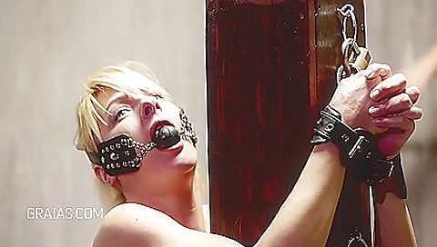 Blonde babe is giving a big dildo fetish on her ass