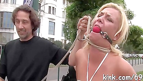 Hot ass girl fucks herself on the park in the public area