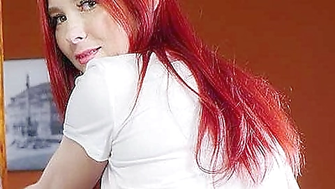 Sexy secretary with sexy legs wants to get naked in the backdoor