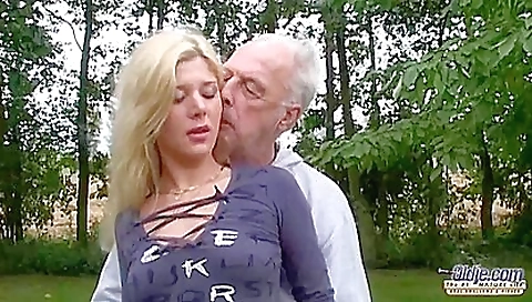 Tattooed babe with a sexy body is in the gym 100% tired