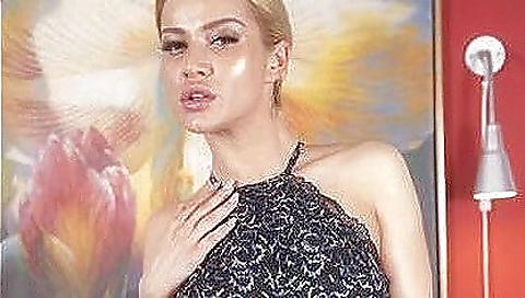 Blonde in the vr video is kissed in her mouth and pussy