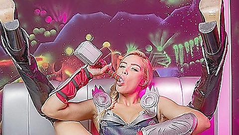 Sexy blonde 18+ in a sexy pose inviting a guy to come and bang her